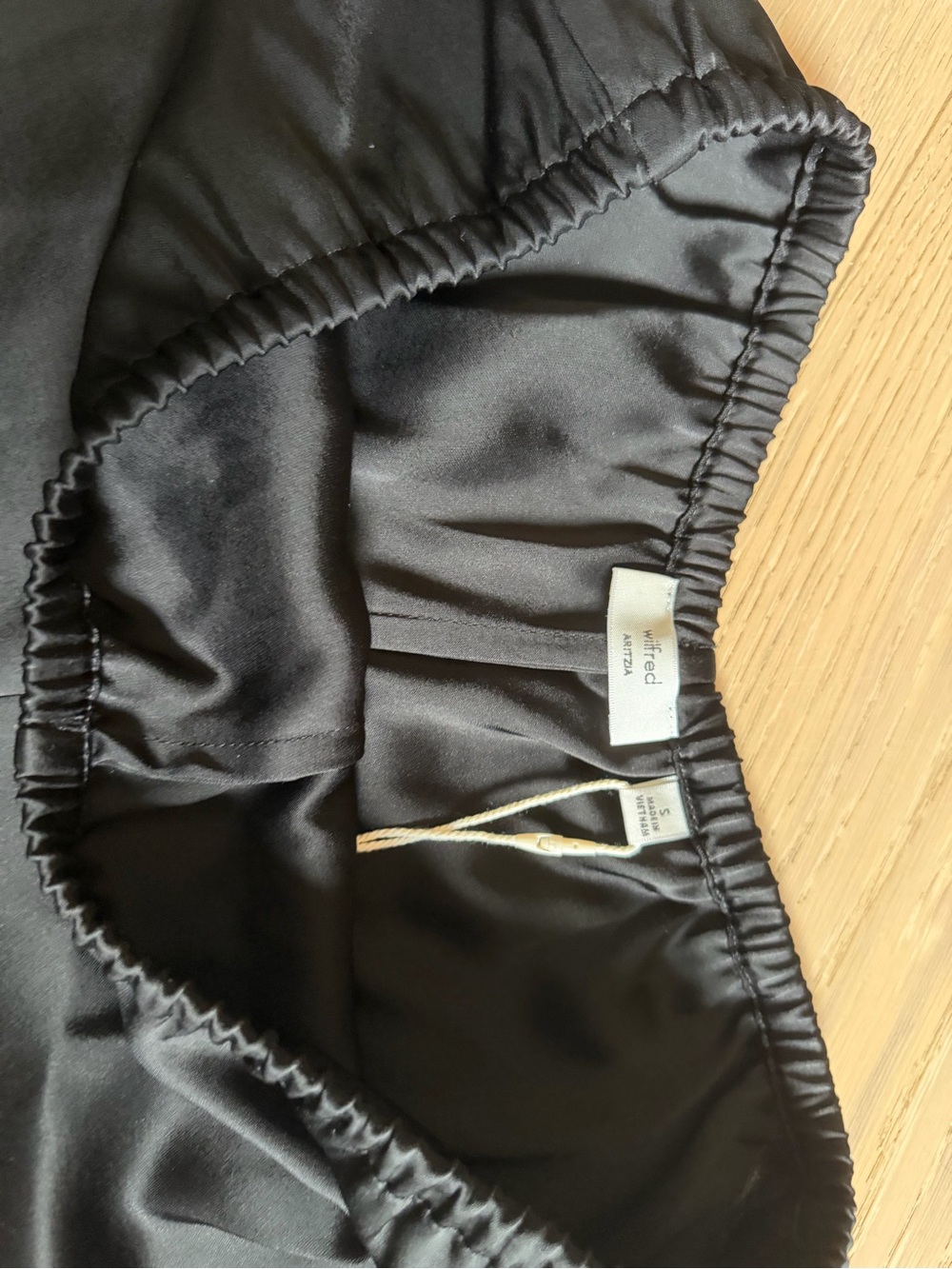 Whimsy Satin Shorts Aritzia - Picture 2 of 6